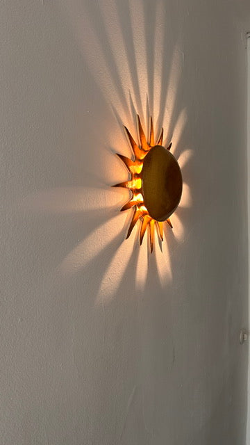 L'applique Hélios est entièrement réalisée à la main par Isabelle Carcy dans son atelier Maison Paradis en méditerranée. La mer Méditerranée, sa faune et sa flore constituent la principale source d’inspiration du travail d’Isabelle à mi-chemin entre la sculpture et la pièce décorative, Il émane une grande poésie dans son travail.

Ici, c'est le soleil de méditerranée présenté en ocre. Un grand soin a été apporté à la confection de cette applique.