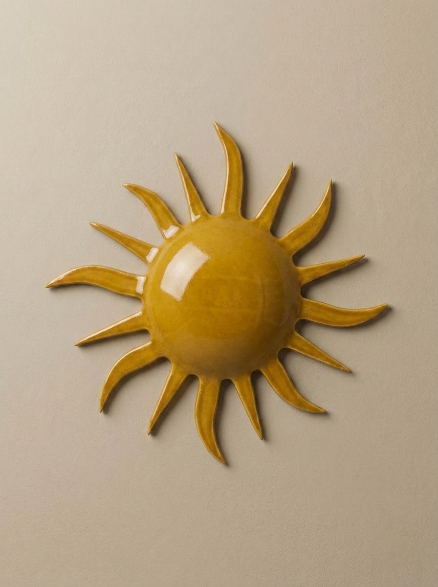 L'applique Hélios est entièrement réalisée à la main par Isabelle Carcy dans son atelier Maison Paradis en méditerranée. La mer Méditerranée, sa faune et sa flore constituent la principale source d’inspiration du travail d’Isabelle à mi-chemin entre la sculpture et la pièce décorative, Il émane une grande poésie dans son travail.

Ici, c'est le soleil de méditerranée présenté en ocre. Un grand soin a été apporté à la confection de cette applique.