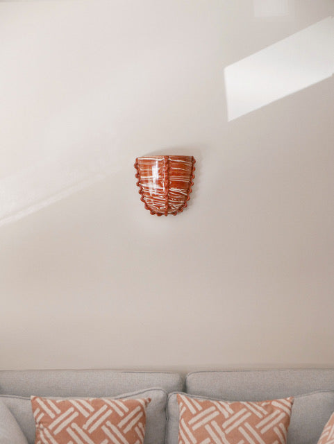 Fruit d’une rencontre entre Datcha et Caroline Andréoni La Maison, l'applique "Kassabah" incarne l’équilibre parfait entre savoir-faire ancestral et design contemporain.

Entièrement façonnée à la main dans les ateliers de potiers marocains, chaque pièce est unique. L'applique est en faïence émaillée, réalisé selon la technique des terres mêlées, dévoilant un marbré naturel aux nuances terracotta et ivoire.