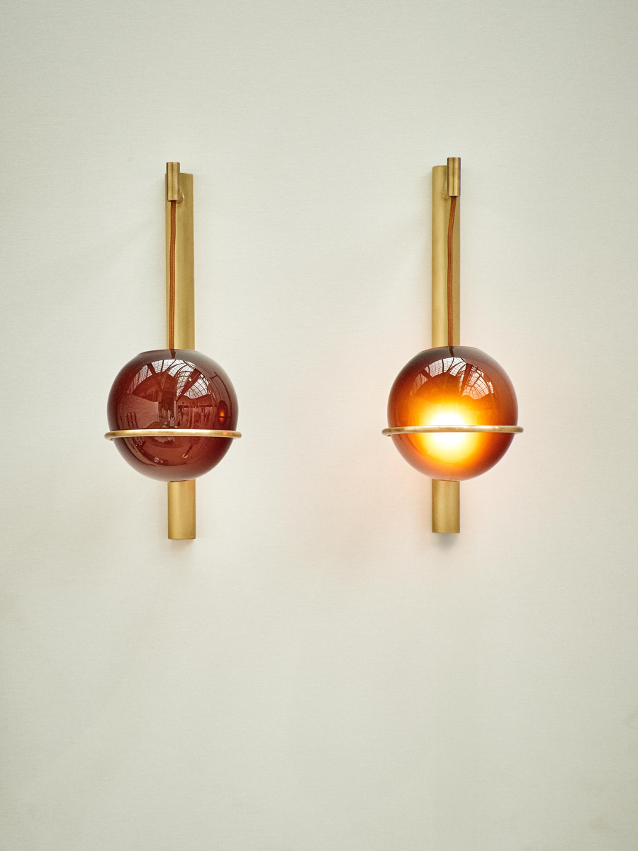 Conçue entièrement par l'Atelier Demichelis, cette applique Lanterne proposée par Caroline Andréoni La Maison incarne l'élégance et le raffinement. La structure en laiton et le verre soufflé à la bouche témoignent du savoir-faire artisanal de Laura Demichelis, qui puise son inspiration dans ses voyages et différentes époques.  Cette lumière dégage une ambiance rétro des années 70, avec une atmosphère particulièrement lounge.