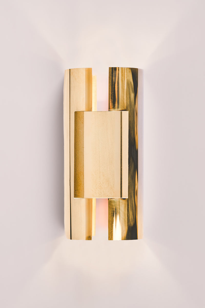 Applique Manchette en laiton poli miroir est pensée comme un véritable bijou d’intérieur. Sa surface hautement réfléchissante capte et révèle ce qui l’entoure : l’architecture, les variations de lumière, mais aussi les silhouettes qui s’en approchent, comme un véritable miroir vivant. Minimaliste dans sa forme mais riche dans son interaction avec l’espace.