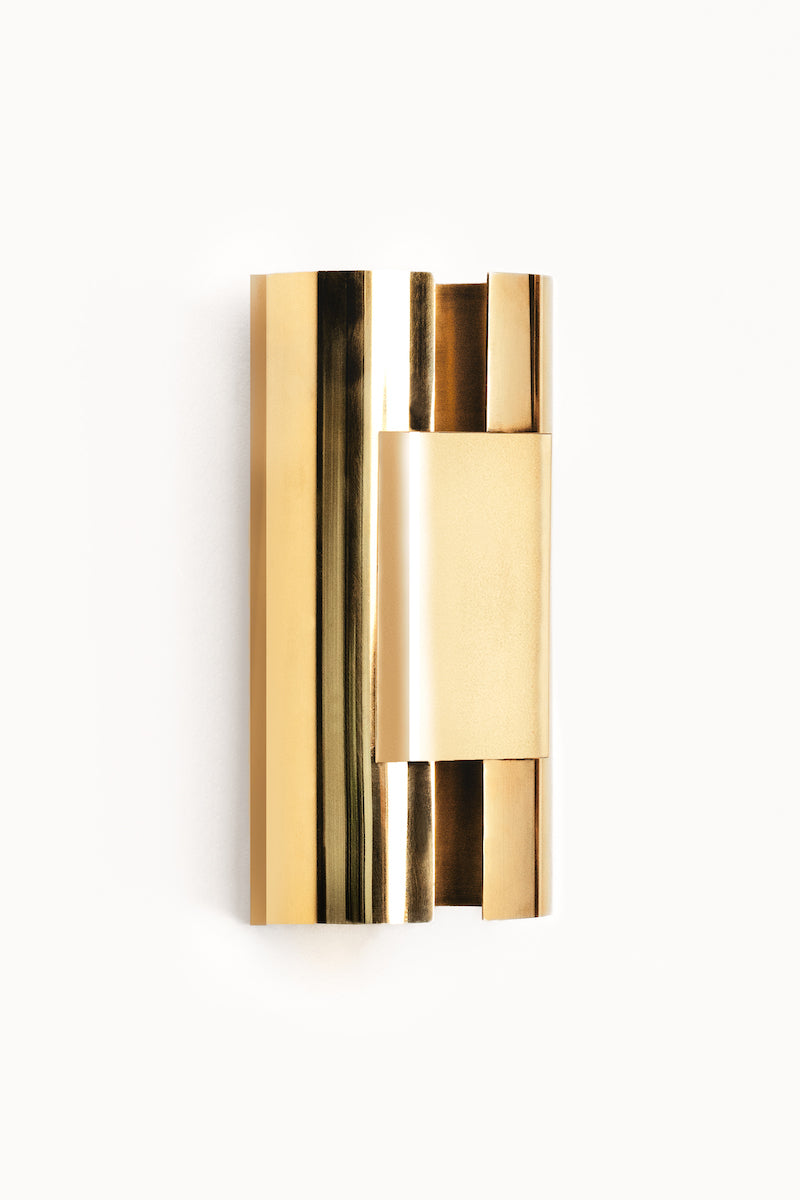 Applique Manchette en laiton poli miroir est pensée comme un véritable bijou d’intérieur. Sa surface hautement réfléchissante capte et révèle ce qui l’entoure : l’architecture, les variations de lumière, mais aussi les silhouettes qui s’en approchent, comme un véritable miroir vivant. Minimaliste dans sa forme mais riche dans son interaction avec l’espace.