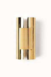 Applique Manchette en laiton poli miroir est pensée comme un véritable bijou d’intérieur. Sa surface hautement réfléchissante capte et révèle ce qui l’entoure : l’architecture, les variations de lumière, mais aussi les silhouettes qui s’en approchent, comme un véritable miroir vivant. Minimaliste dans sa forme mais riche dans son interaction avec l’espace.
