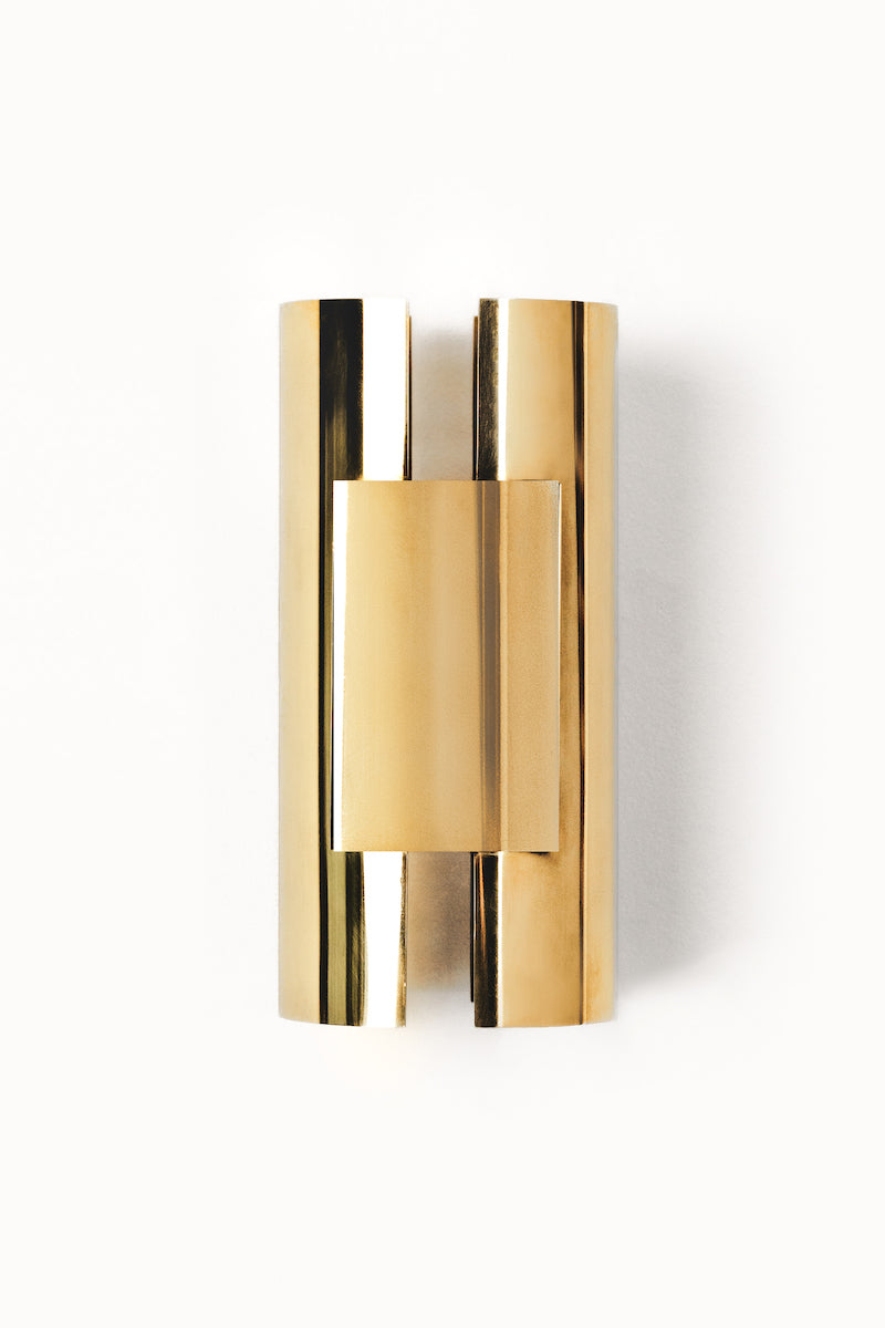 Applique Manchette en laiton poli miroir est pensée comme un véritable bijou d’intérieur. Sa surface hautement réfléchissante capte et révèle ce qui l’entoure : l’architecture, les variations de lumière, mais aussi les silhouettes qui s’en approchent, comme un véritable miroir vivant. Minimaliste dans sa forme mais riche dans son interaction avec l’espace.
