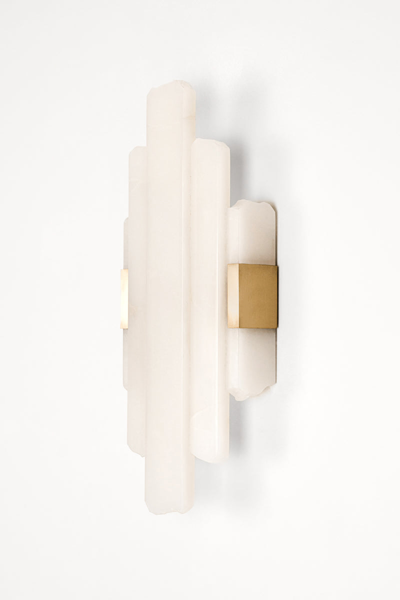 Applique Cascade, en onyx pure white structure Laiton s'inspire des&nbsp;blocs de marbres extraits des carrières. Mélange subtile de formes brutes, organiques, minérales et de découpes franche aux lignes droites