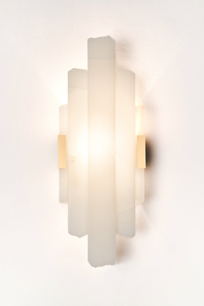 Applique Cascade, en onyx pure white structure Laiton s'inspire des&nbsp;blocs de marbres extraits des carrières. Mélange subtile de formes brutes, organiques, minérales et de découpes franche aux lignes droites