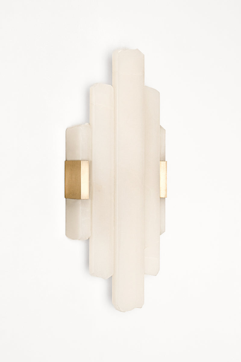 Applique Cascade, en onyx pure white structure Laiton s'inspire des&nbsp;blocs de marbres extraits des carrières. Mélange subtile de formes brutes, organiques, minérales et de découpes franche aux lignes droites