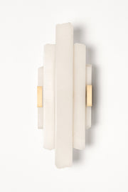 Applique Cascade, en onyx pure white structure Laiton s'inspire des&nbsp;blocs de marbres extraits des carrières. Mélange subtile de formes brutes, organiques, minérales et de découpes franche aux lignes droites
