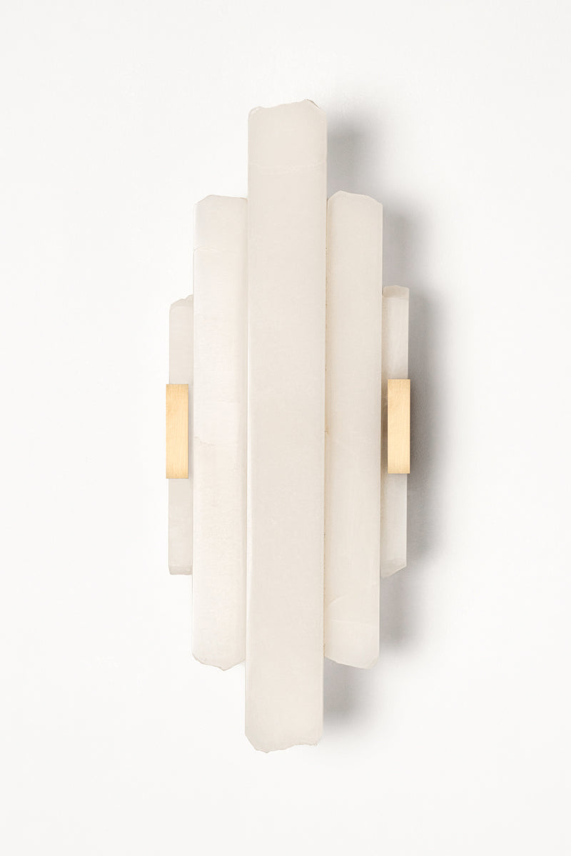 Applique Cascade, en onyx pure white structure Laiton s'inspire des&nbsp;blocs de marbres extraits des carrières. Mélange subtile de formes brutes, organiques, minérales et de découpes franche aux lignes droites