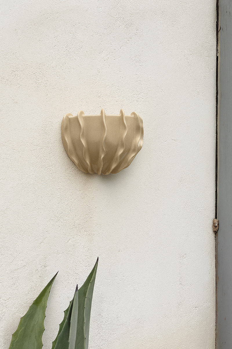 L'applique Oursin est entièrement réalisée à la main par Isabelle Carcy dans son atelier Maison Paradis en méditerranée. La mer Méditerranée, sa faune et sa flore constituent la principale source d’inspiration du travail d’Isabelle à mi-chemin entre la sculpture et la pièce décorative, Il émane une grande poésie dans son travail.

Ici, les animaux marins (oursins et coraux) ont influencé le modelage de cette applique.