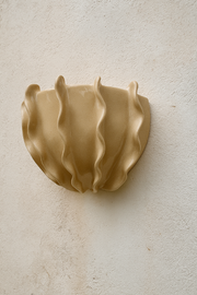 L'applique Oursin est entièrement réalisée à la main par Isabelle Carcy dans son atelier Maison Paradis en méditerranée. La mer Méditerranée, sa faune et sa flore constituent la principale source d’inspiration du travail d’Isabelle à mi-chemin entre la sculpture et la pièce décorative, Il émane une grande poésie dans son travail.

Ici, les animaux marins (oursins et coraux) ont influencé le modelage de cette applique.