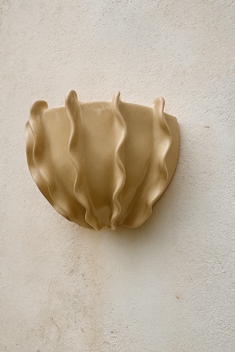 L'applique Oursin est entièrement réalisée à la main par Isabelle Carcy dans son atelier Maison Paradis en méditerranée. La mer Méditerranée, sa faune et sa flore constituent la principale source d’inspiration du travail d’Isabelle à mi-chemin entre la sculpture et la pièce décorative, Il émane une grande poésie dans son travail.

Ici, les animaux marins (oursins et coraux) ont influencé le modelage de cette applique.