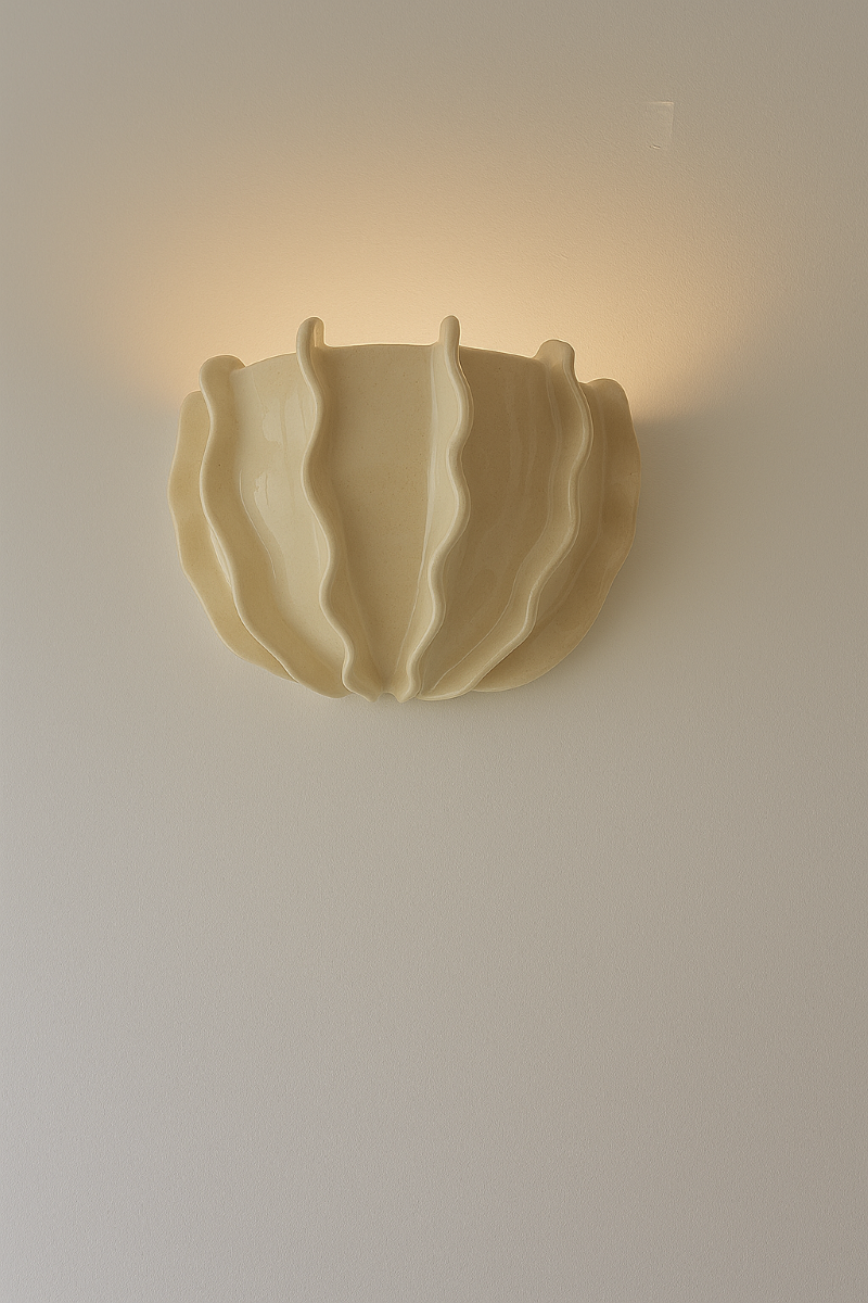 L'applique Oursin est entièrement réalisée à la main par Isabelle Carcy dans son atelier Maison Paradis en méditerranée. La mer Méditerranée, sa faune et sa flore constituent la principale source d’inspiration du travail d’Isabelle à mi-chemin entre la sculpture et la pièce décorative, Il émane une grande poésie dans son travail.

Ici, les animaux marins (oursins et coraux) ont influencé le modelage de cette applique.