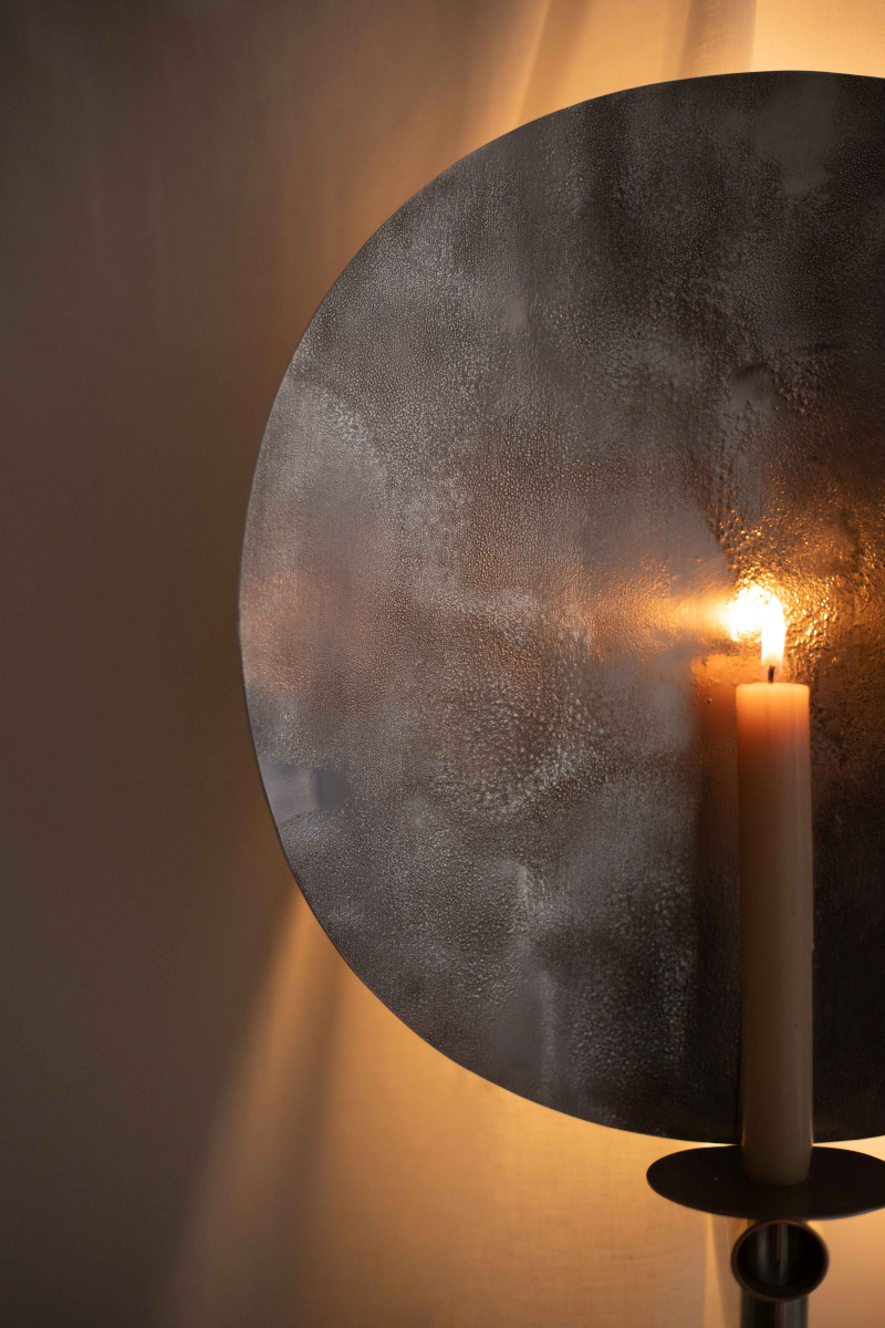 L'applique murale Sigri joue avec deux temporalités : l’ancienne, avec la flamme d’une bougie, et l’actuelle, avec la douceur d’un éclairage LED. Lumière indirecte et apaisante lorsqu’elle est électrique, elle se transforme en une présence intime et vibrante dès que la bougie prend le relais.

Selon l’envie ou le moment de la journée, elle accompagne vos instants de contemplation et habille votre intérieur d’une atmosphère singulière.