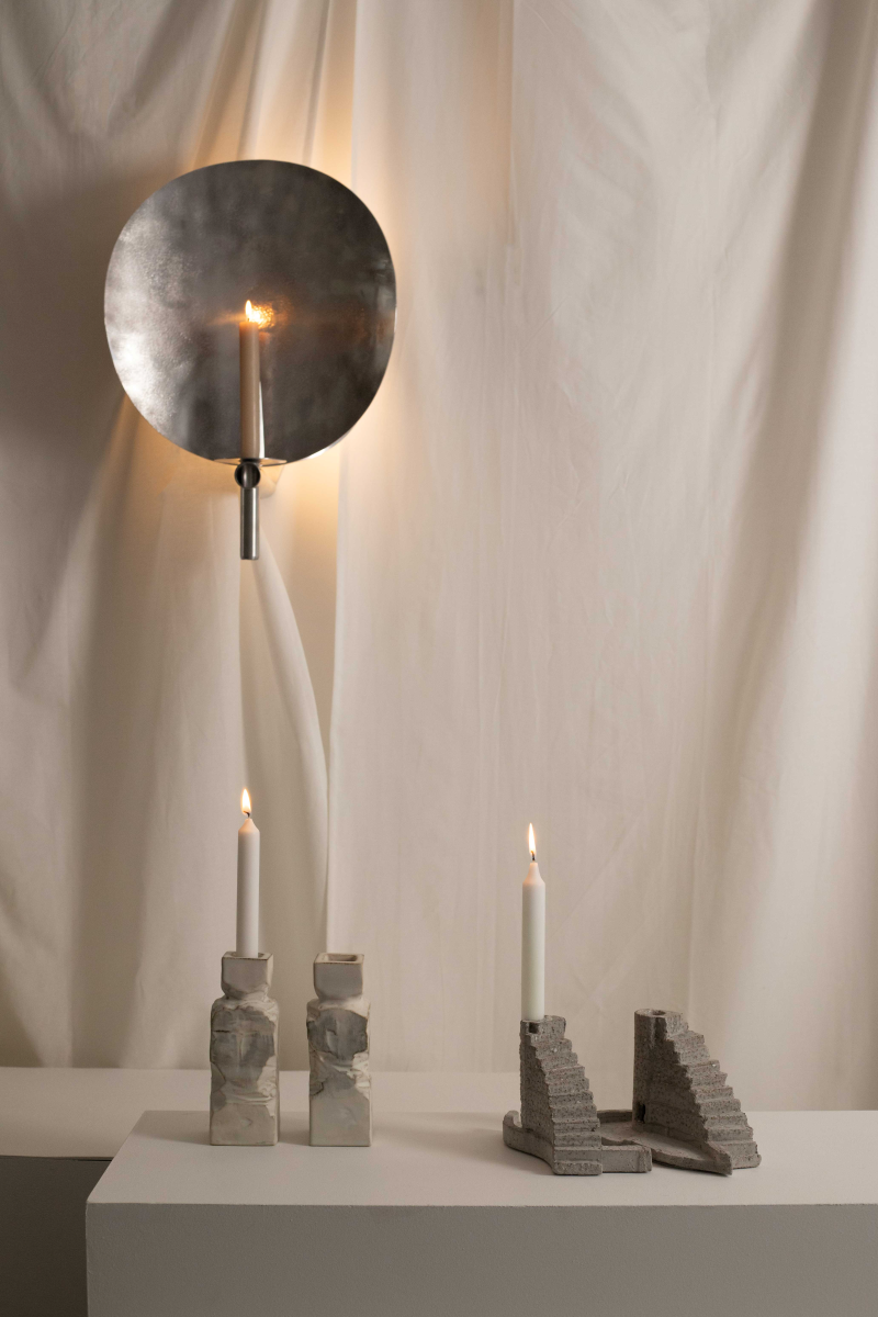 Applique Sigri par Marion Mezenge, aluminium brossé et laiton argenté. Double temporalité : LED apaisante ou flamme de bougie intime. Édition limitée 8 ex., fabriquée en France.