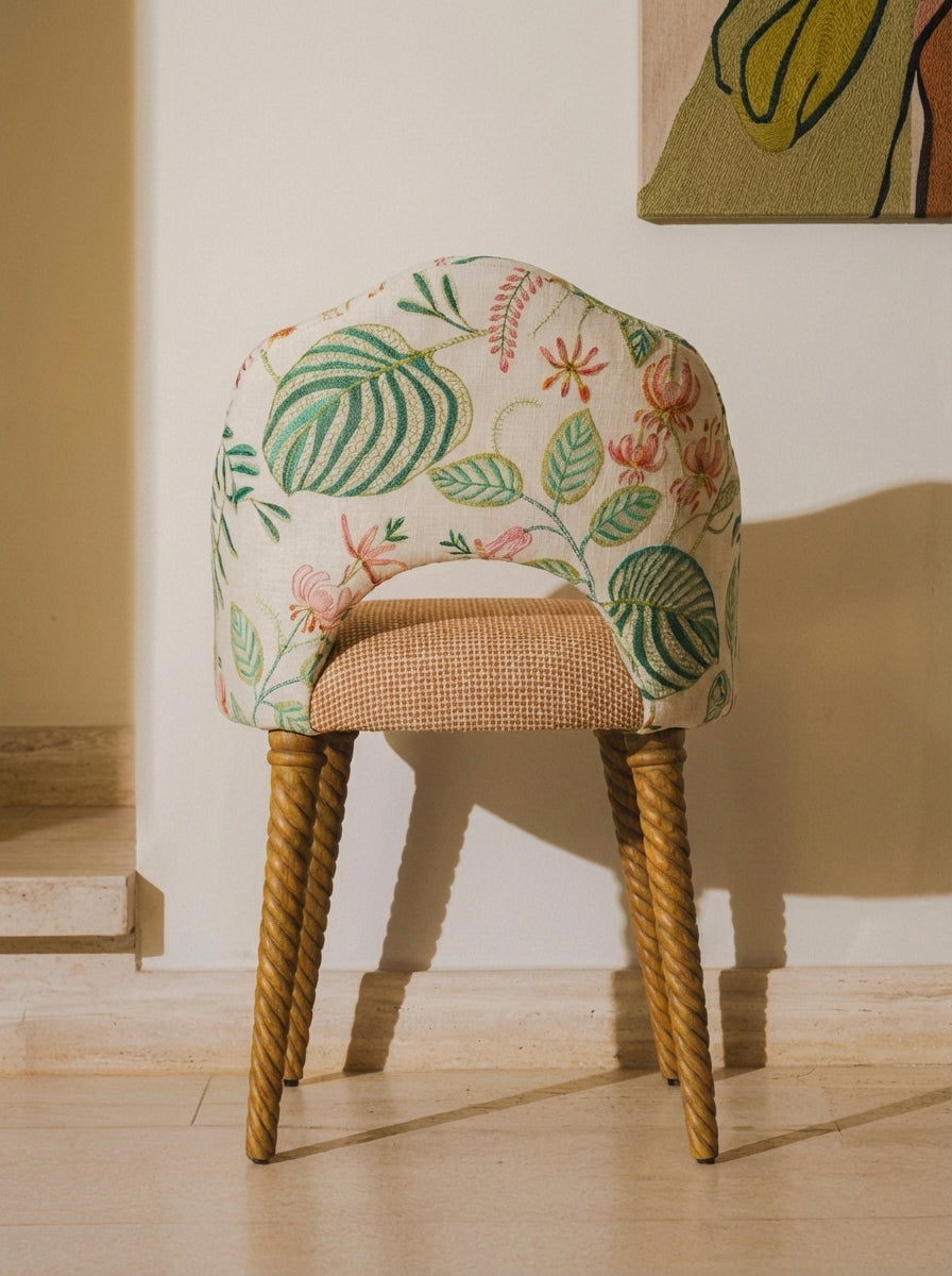 La chaise Monda affirme son style avec une élégance décontractée.
On y retrouve cette signature qui la distingue : des pieds torsadés comme sculptés à la main, une ligne douce et équilibrée, et une assise ample et moelleuse qui invite naturellement à s’y installer.

Le jeu des matières en fait une pièce unique : l’assise et le dossier peuvent être habillés de tissus au choix, créant des contrastes subtils ou des harmonies plus franches, selon votre ambiance intérieure.
