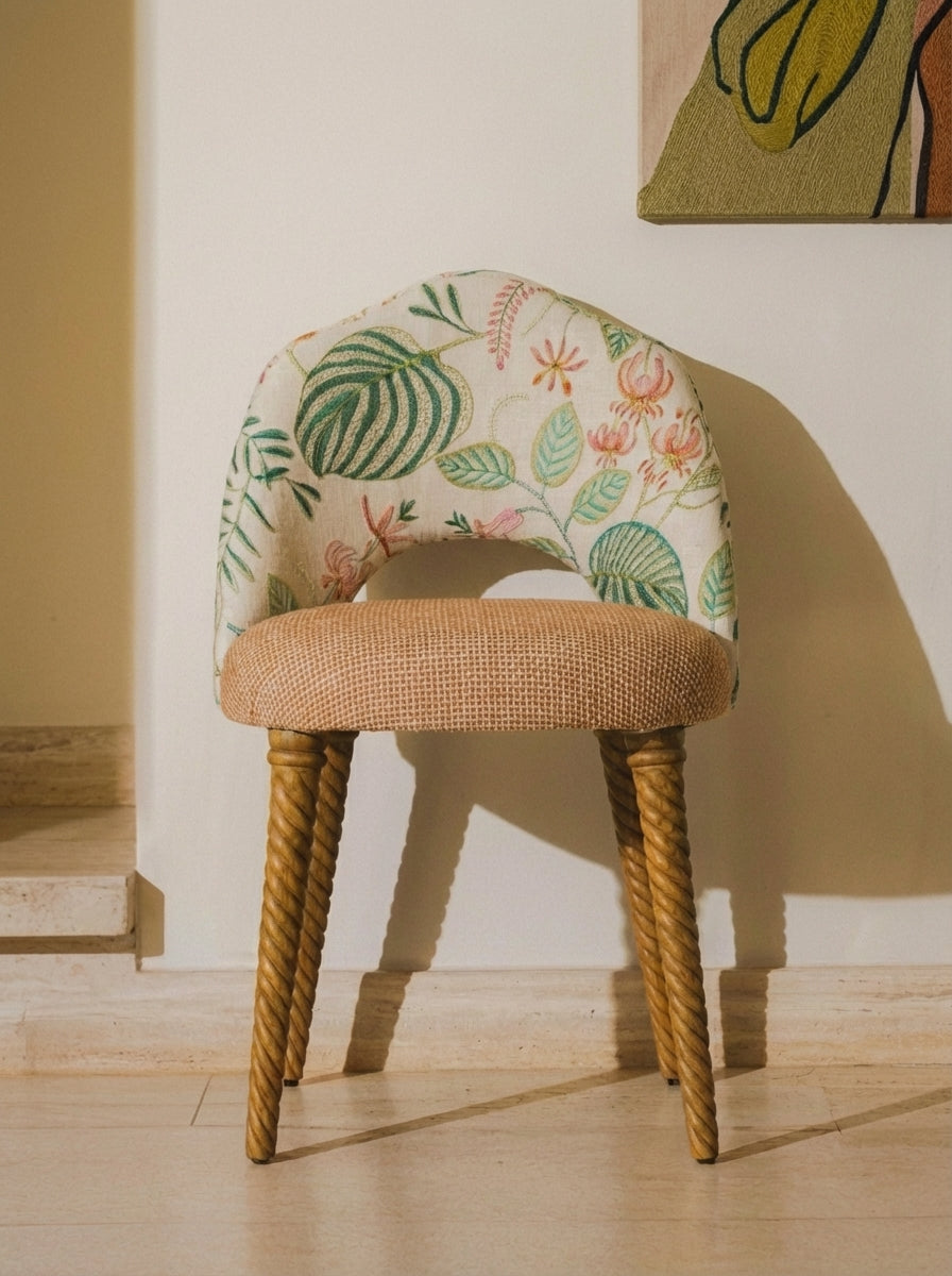 La chaise Monda affirme son style avec une élégance décontractée.
On y retrouve cette signature qui la distingue : des pieds torsadés comme sculptés à la main, une ligne douce et équilibrée, et une assise ample et moelleuse qui invite naturellement à s’y installer.

Le jeu des matières en fait une pièce unique : l’assise et le dossier peuvent être habillés de tissus au choix, créant des contrastes subtils ou des harmonies plus franches, selon votre ambiance intérieure.