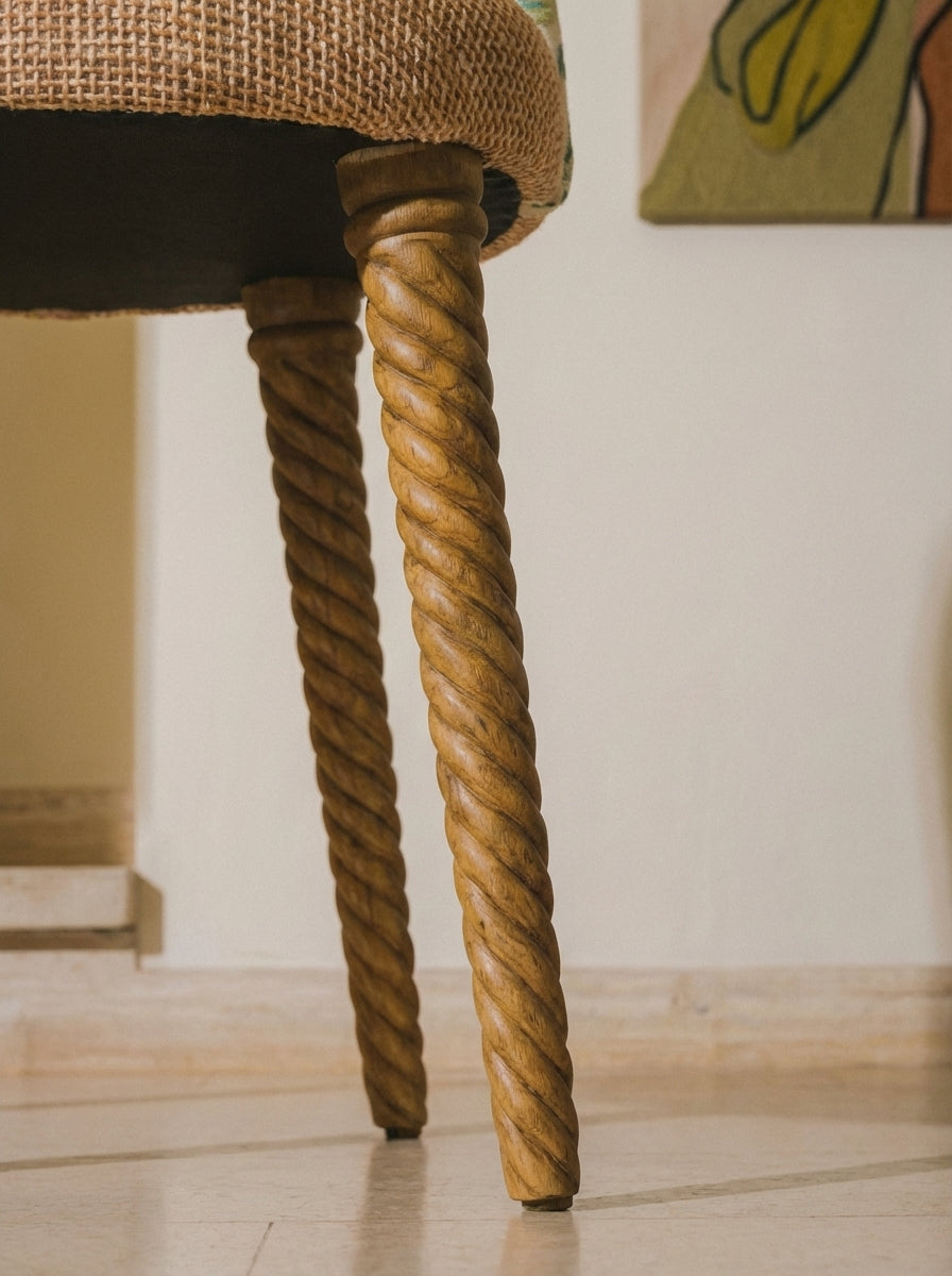La chaise Monda affirme son style avec une élégance décontractée.
On y retrouve cette signature qui la distingue : des pieds torsadés comme sculptés à la main, une ligne douce et équilibrée, et une assise ample et moelleuse qui invite naturellement à s’y installer.

Le jeu des matières en fait une pièce unique : l’assise et le dossier peuvent être habillés de tissus au choix, créant des contrastes subtils ou des harmonies plus franches, selon votre ambiance intérieure.