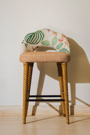 La Chaise de bar Monda par Caroline Andréoni, en tissu et chêne sculpté à la main. Pieds torsadés signature et assise haute personnalisable. Conçue pour le projet Marbella.
