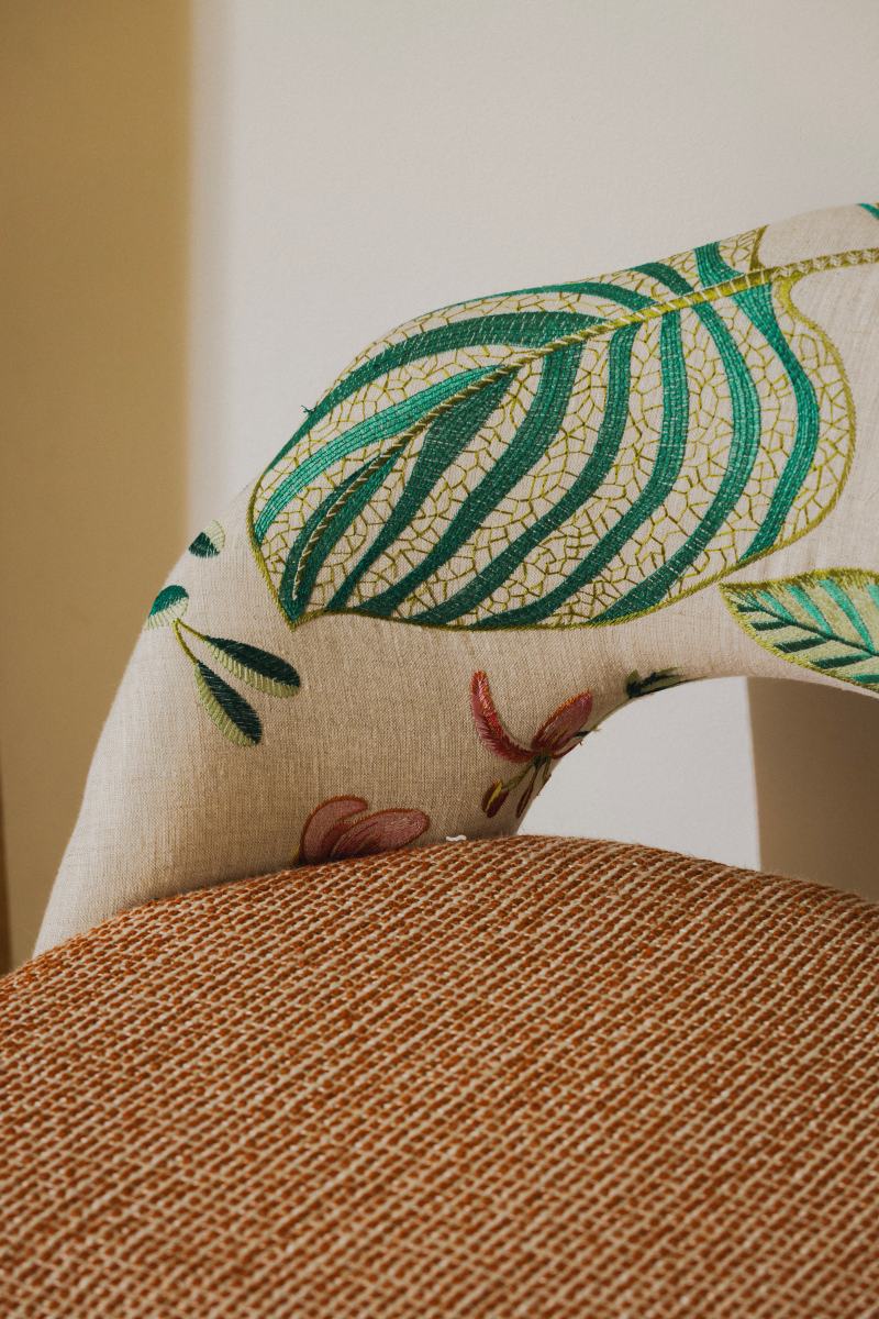 La chaise Monda affirme son style avec une élégance décontractée.
On y retrouve cette signature qui la distingue : des pieds torsadés comme sculptés à la main, une ligne douce et équilibrée, et une assise ample et moelleuse qui invite naturellement à s’y installer.

Le jeu des matières en fait une pièce unique : l’assise et le dossier peuvent être habillés de tissus au choix, créant des contrastes subtils ou des harmonies plus franches, selon votre ambiance intérieure.