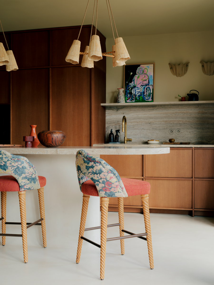 La chaise Monda affirme son style avec une élégance décontractée.
On y retrouve cette signature qui la distingue : des pieds torsadés comme sculptés à la main, une ligne douce et équilibrée, et une assise ample et moelleuse qui invite naturellement à s’y installer.

Le jeu des matières en fait une pièce unique : l’assise et le dossier peuvent être habillés de tissus au choix, créant des contrastes subtils ou des harmonies plus franches, selon votre ambiance intérieure.