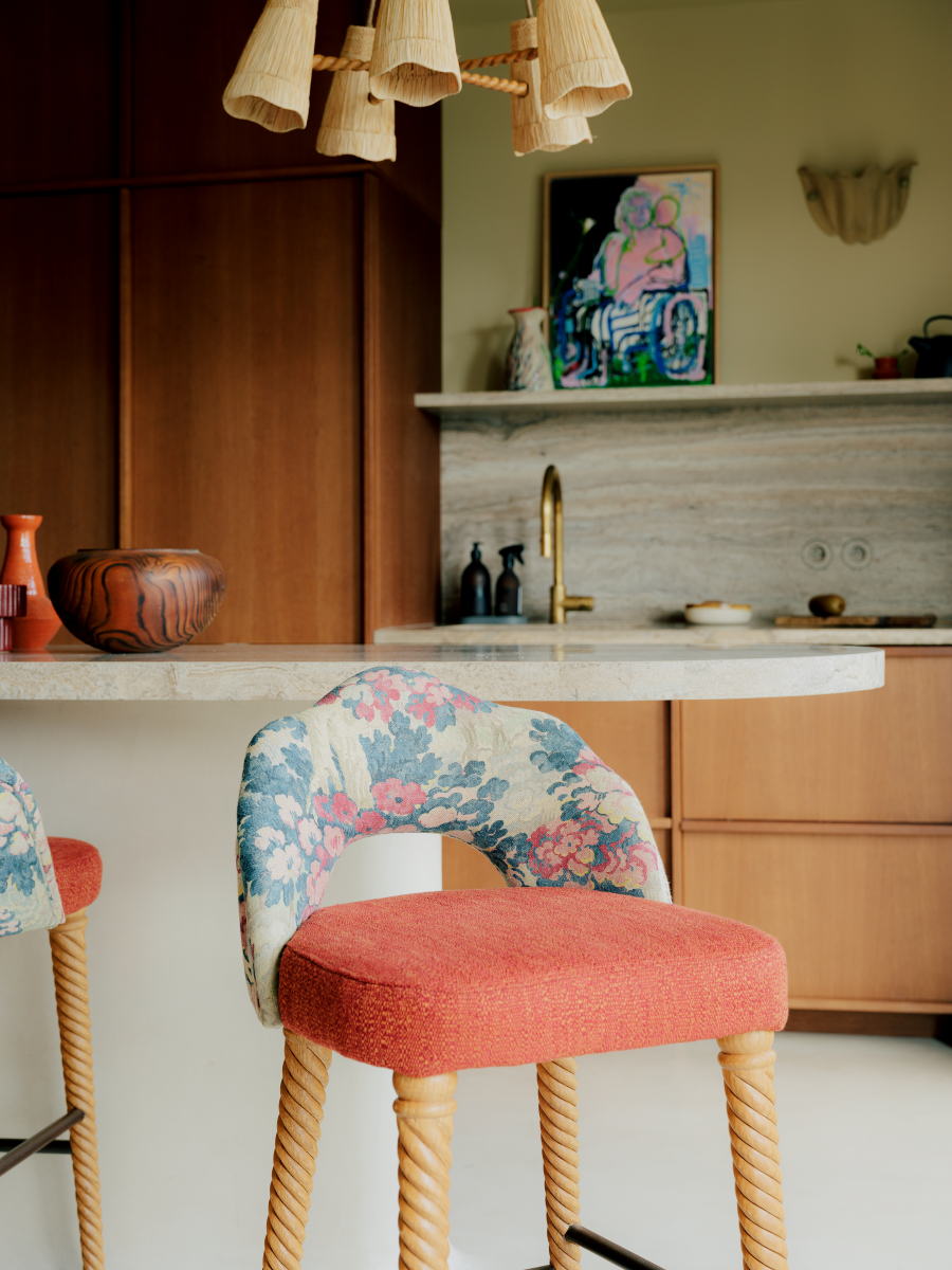 La chaise Monda affirme son style avec une élégance décontractée.
On y retrouve cette signature qui la distingue : des pieds torsadés comme sculptés à la main, une ligne douce et équilibrée, et une assise ample et moelleuse qui invite naturellement à s’y installer.

Le jeu des matières en fait une pièce unique : l’assise et le dossier peuvent être habillés de tissus au choix, créant des contrastes subtils ou des harmonies plus franches, selon votre ambiance intérieure.