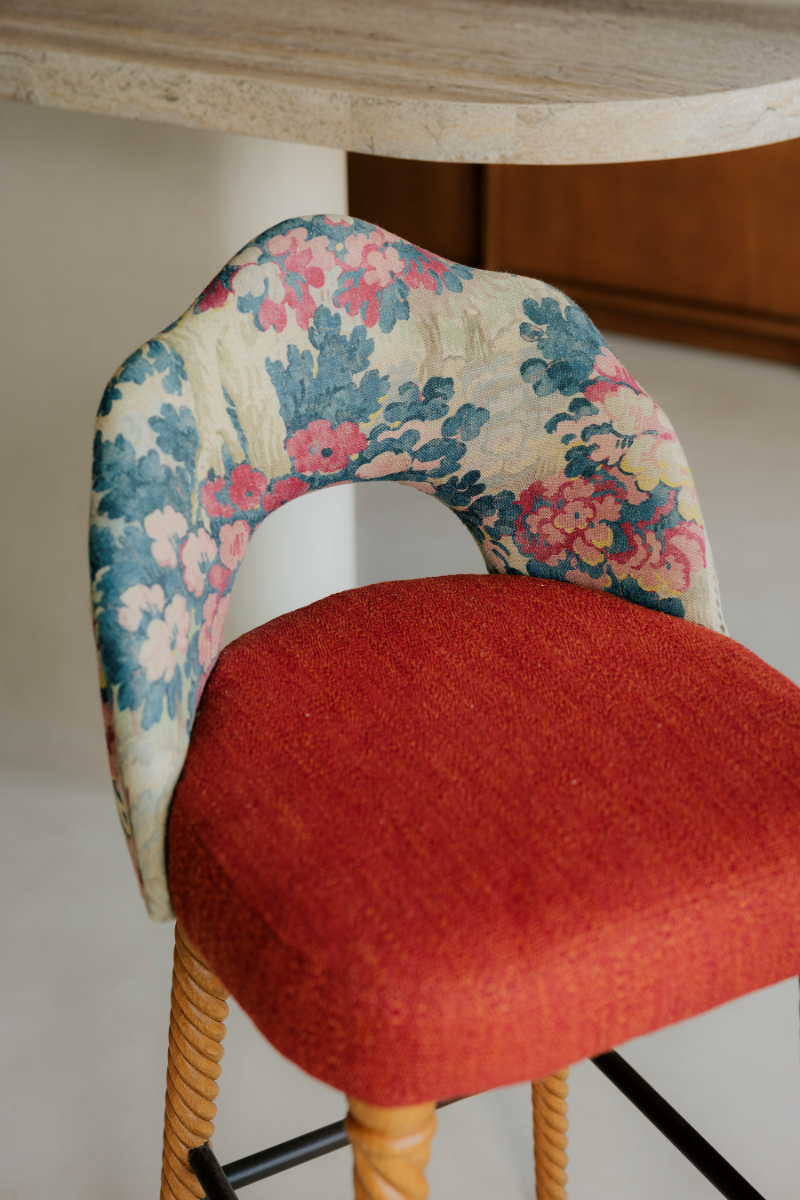 La chaise Monda affirme son style avec une élégance décontractée.
On y retrouve cette signature qui la distingue : des pieds torsadés comme sculptés à la main, une ligne douce et équilibrée, et une assise ample et moelleuse qui invite naturellement à s’y installer.

Le jeu des matières en fait une pièce unique : l’assise et le dossier peuvent être habillés de tissus au choix, créant des contrastes subtils ou des harmonies plus franches, selon votre ambiance intérieure.