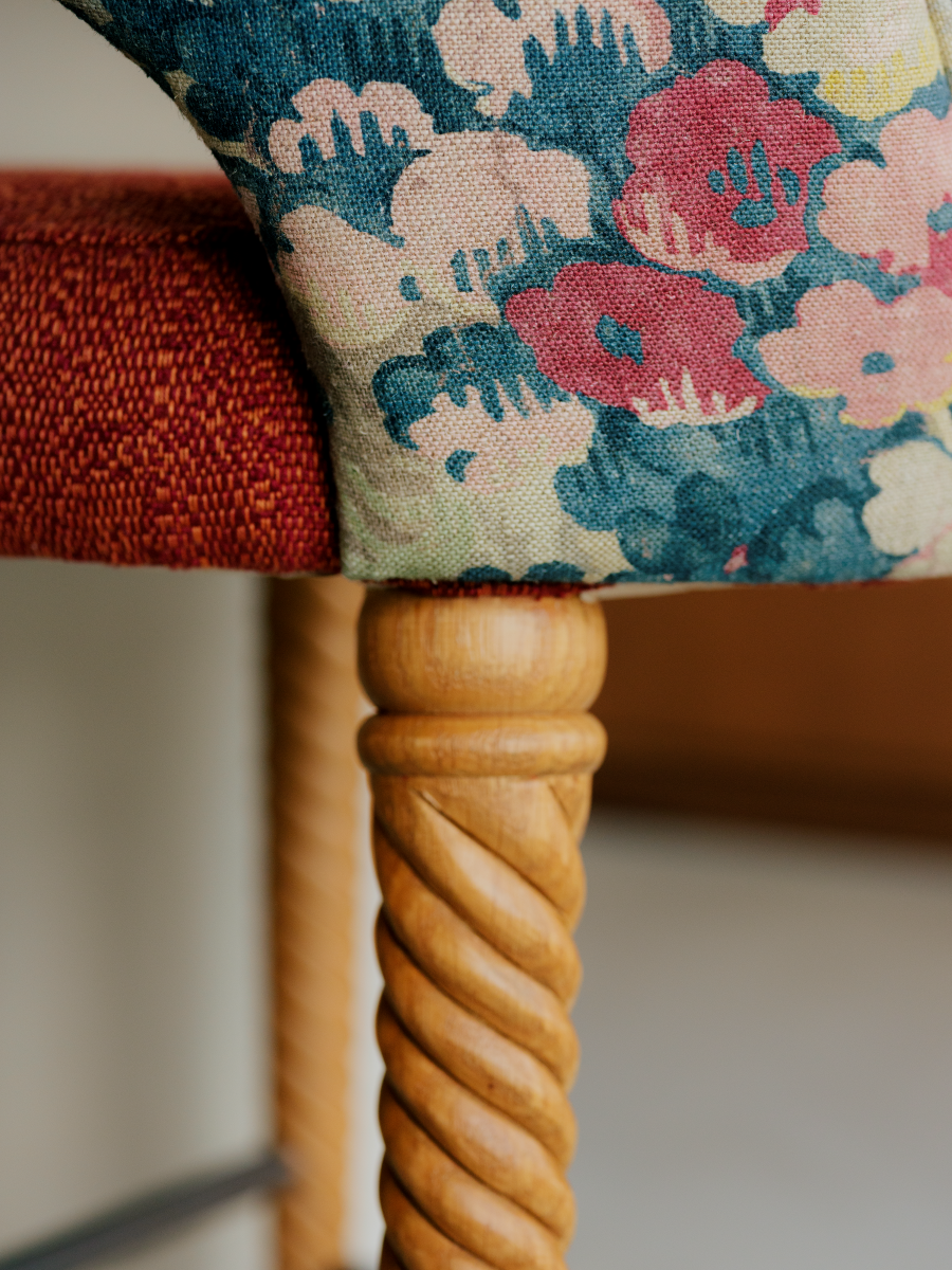 La chaise Monda affirme son style avec une élégance décontractée.
On y retrouve cette signature qui la distingue : des pieds torsadés comme sculptés à la main, une ligne douce et équilibrée, et une assise ample et moelleuse qui invite naturellement à s’y installer.

Le jeu des matières en fait une pièce unique : l’assise et le dossier peuvent être habillés de tissus au choix, créant des contrastes subtils ou des harmonies plus franches, selon votre ambiance intérieure.