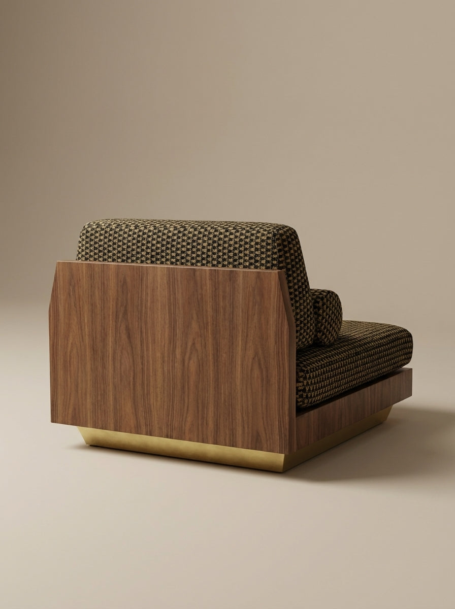 Inspirée des années 30, la chauffeuse W/S WOOD est plaquée d'un noyer américain. Ses proportions et son pied pivotant en laiton lui confèrent un très grand confort et révèlent une pièce tout à fait unique.