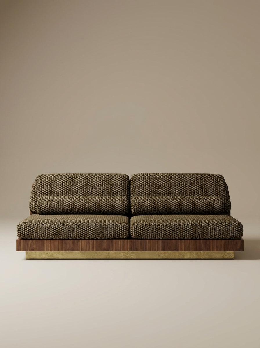 Inspirée des années 30, la chauffeuse W/S WOOD est plaquée d'un noyer américain. Ses proportions et son pied pivotant en laiton lui confèrent un très grand confort et révèlent une pièce tout à fait unique.