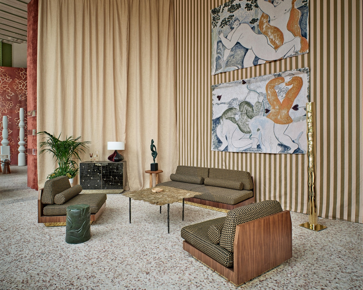 Inspirée des années 30, la banquette W/S WOOD est plaquée d'un noyer américain. Ses proportions et son pied en laiton lui confèrent un très grand confort et révèlent une pièce tout à fait unique.