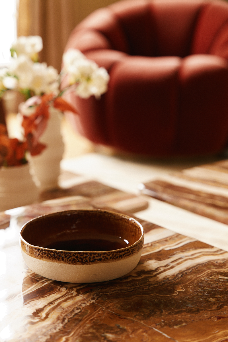 Les vide-poches Full proposés en exclusivité sur Caroline Andréoni La Maison porte le nom de par leur fonctionnalité. Confectionnés par Adeline Delesalle, ces petits bols sont multifonctions. Ils peuvent à la fois faire office de vide-poches, de coupelles ou de récipient.
Ces derniers, vendus en lot de deux (choix de couleur possible), sont fabriqués avec du grès blanc chamotté, terre lisse à laquelle a été rajoutée de la terre cuite broyée, leur donnant une texture idéale pour le modelage.