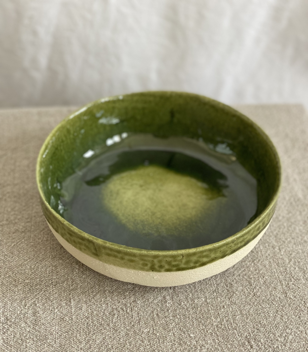 Les vide-poches Full proposés en exclusivité sur Caroline Andréoni La Maison porte le nom de par leur fonctionnalité. Confectionnés par Adeline Delesalle, ces petits bols sont multifonctions. Ils peuvent à la fois faire office de vide-poches, de coupelles ou de récipient.
Ces derniers, vendus en lot de deux (choix de couleur possible), sont fabriqués avec du grès blanc chamotté, terre lisse à laquelle a été rajoutée de la terre cuite broyée, leur donnant une texture idéale pour le modelage.