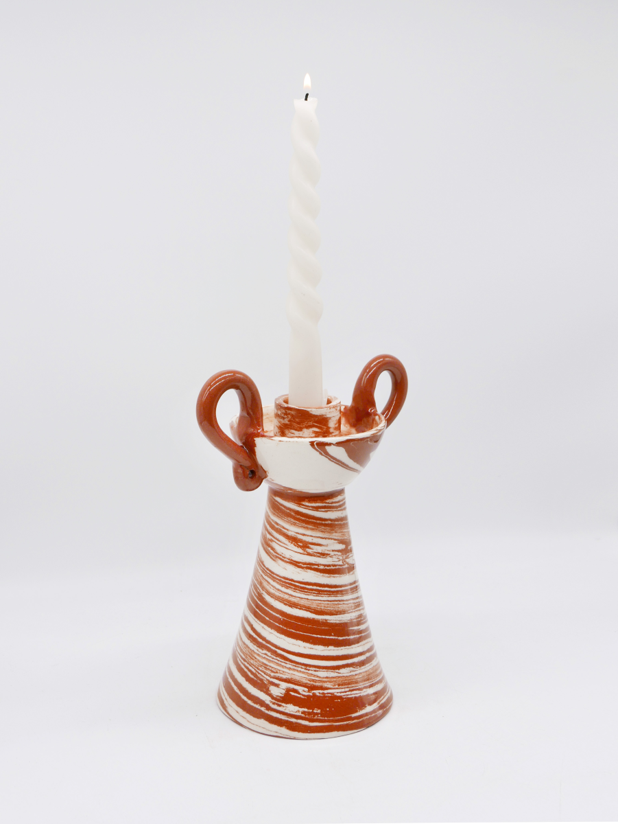 Fruit d’une rencontre entre Datcha et Caroline Andréoni La Maison, le bougeoir "Kassabah" incarne l’équilibre parfait entre savoir-faire ancestral et design contemporain.

Entièrement façonné à la main dans les ateliers de potiers marocains, chaque pièce est unique. Le bougeoir est en faïence émaillée, réalisé selon la technique des terres mêlées, dévoilant un marbré naturel aux nuances terracotta et ivoire.