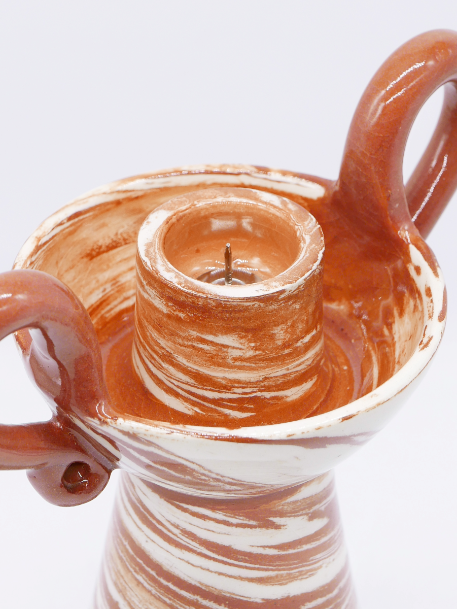 Fruit d’une rencontre entre Datcha et Caroline Andréoni La Maison, le bougeoir "Kassabah" incarne l’équilibre parfait entre savoir-faire ancestral et design contemporain.

Entièrement façonné à la main dans les ateliers de potiers marocains, chaque pièce est unique. Le bougeoir est en faïence émaillée, réalisé selon la technique des terres mêlées, dévoilant un marbré naturel aux nuances terracotta et ivoire.