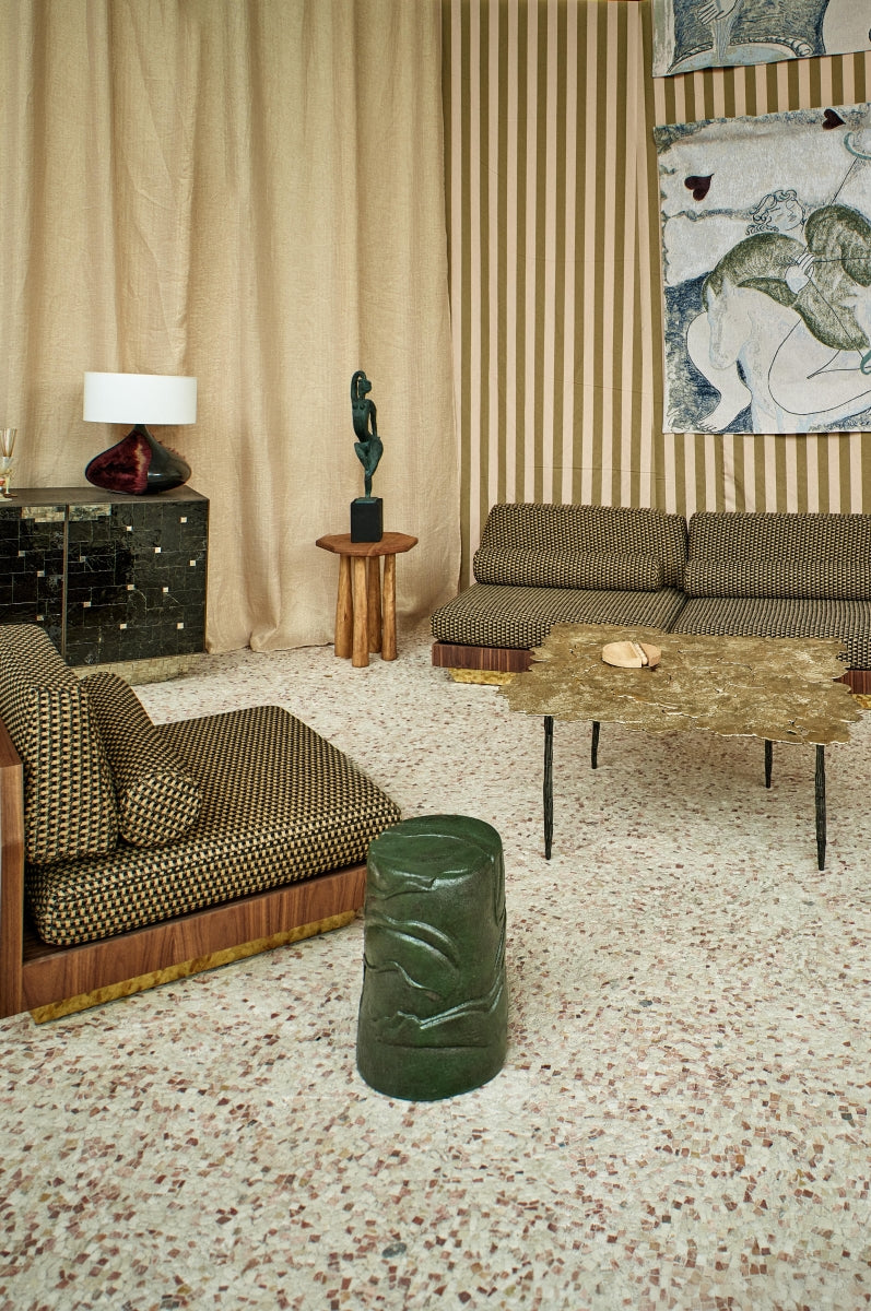 Pour la collection Guyane, Thalia Dalecky s’est inspirée d’une balade dans une jungle tropicale. Le bout de canapé Guyane a été modelé dans un grès sable avec la technique du colombin, puis recouvert d’une plaque.

Après un temps de séchage, la créatrice a dessiné puis creusé les traits à l’aide de mirettes de différentes tailles pour créer le haut relief et faire apparaître les feuillages et les corps.