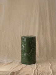 Bout de canapé Guyane en grès sable émaillé vert, modelé au colombin par Thalia Dalecky. Inspiré de la forêt tropicale, ses reliefs sculptés évoquent feuillages et corps.