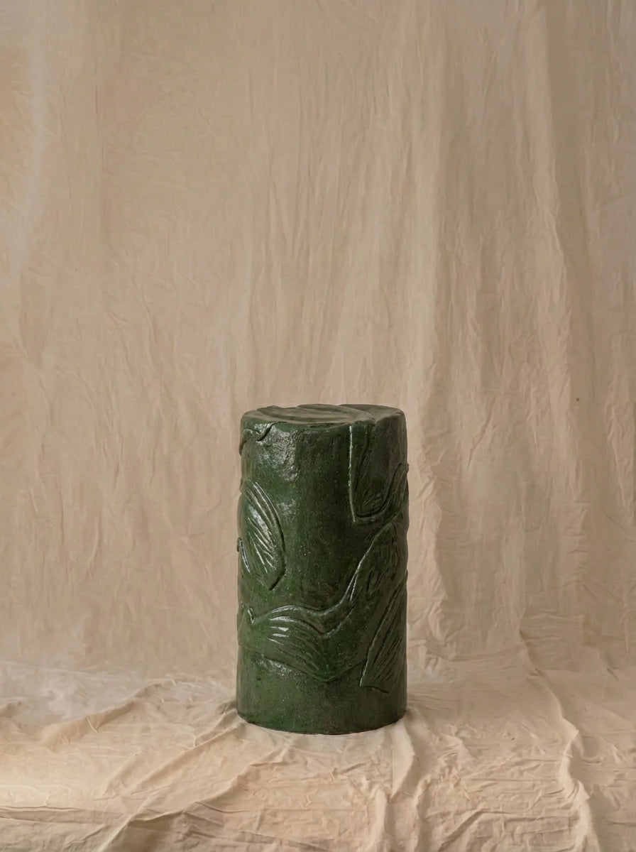 Bout de canapé Guyane en grès sable émaillé vert, modelé au colombin par Thalia Dalecky. Inspiré de la forêt tropicale, ses reliefs sculptés évoquent feuillages et corps.