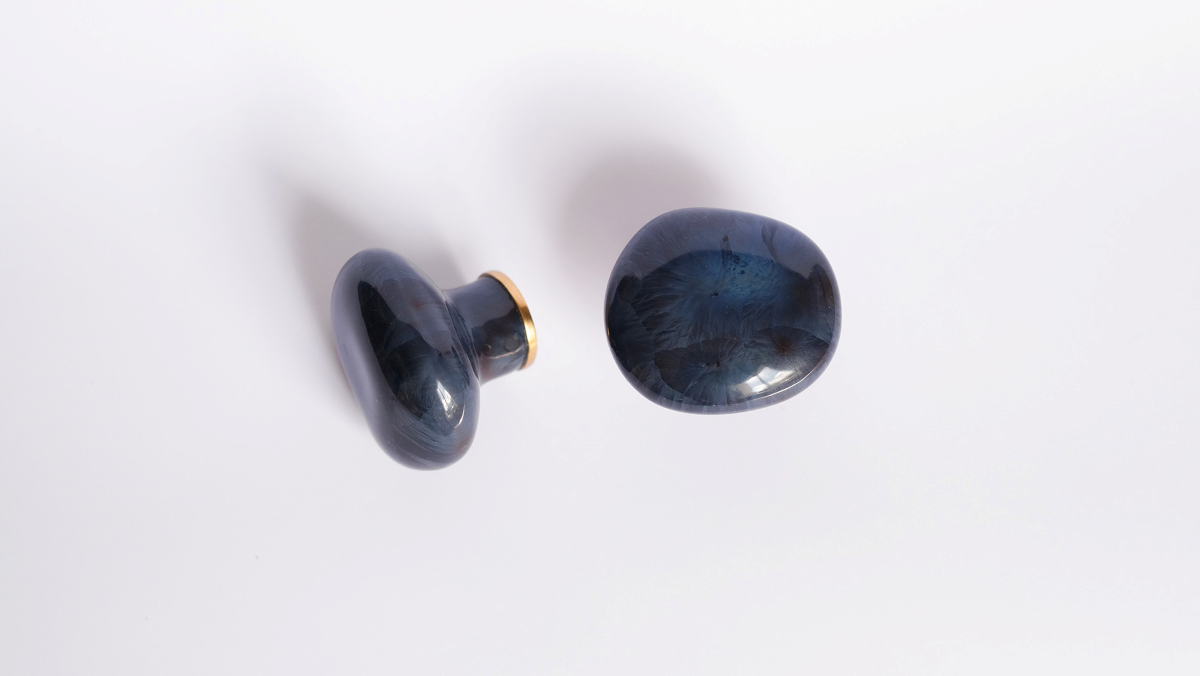 Cabinet knob Agate Bleu foncé cristallisé by Ombre d'Or, in crystallized dark-blue porcelain enamel and gilded brass. The crystallized glaze creates unique color bursts on each piece, inspired by the agate stone.