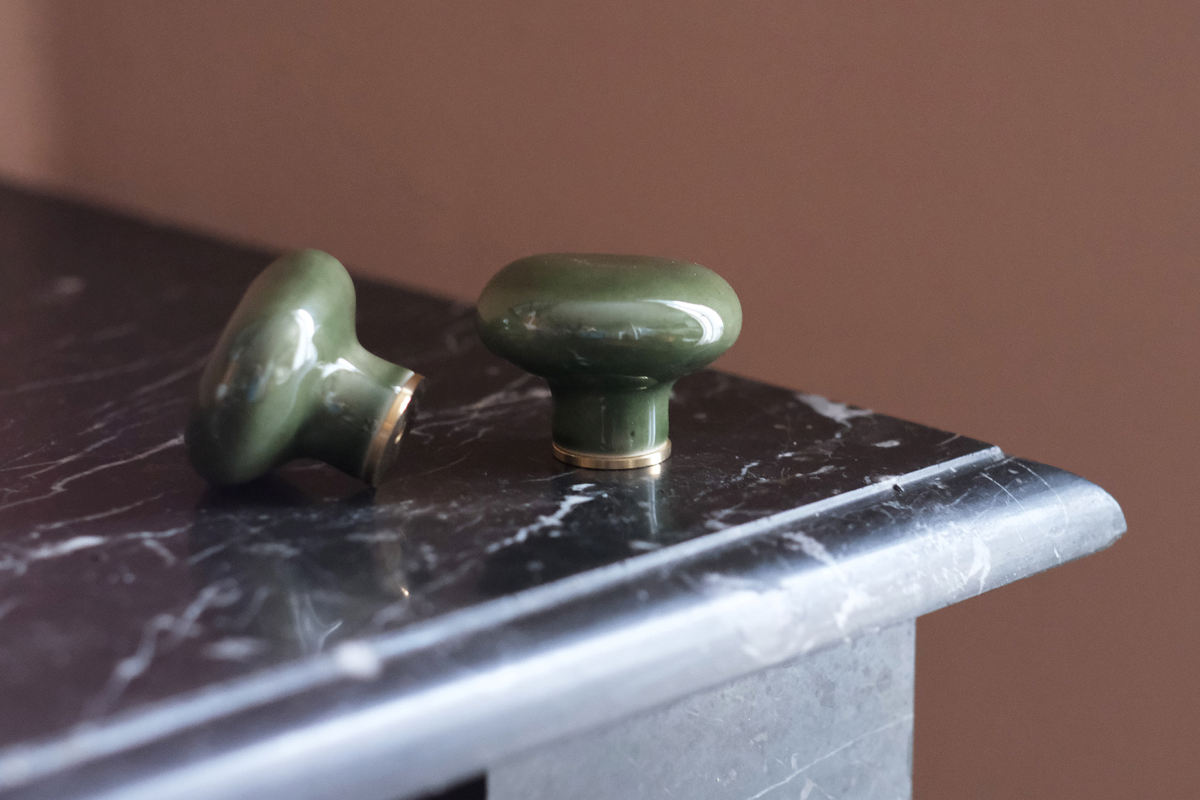 Le bouton de meubles Agate tire son nom de la pierre précieuse éponyme. Les Grecs et les Égyptiens l'utilisaient déjà dans la confection d'objets sacrés. Chaque poignée possède sa propre personnalité, accentuée par les émaux cristallisés ou colorés qui s'harmonisent avec sa forme douce et organique, reflétant la diversité des teintes présentes dans les pierres d'Agate. Son design intemporel et organique évoque la beauté et la simplicité des galets, tandis que sa base est ornée d'une bague en laiton.