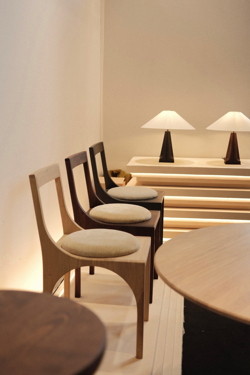 Chaise en bois Calyx par Cardones, à la silhouette sculpturale, géométrique et aux lignes épurées. Inspirée par la délicatesse protectrice du calice floral autant que par la rigueur d’une géométrie plus brute, elle incarne l’alliance entre structure contemporaine et chaleur du bois. Une pièce où simplicité, finesse et caractère s’équilibrent avec justesse, imposant une présence délicate et intemporelle.


Fabriquée à la commande en France.
Expédition sous 8 semaines.