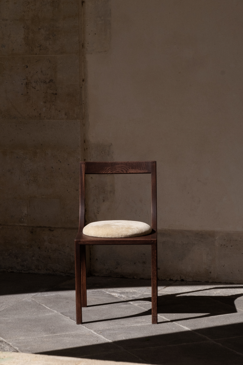 Chaise en bois Calyx par Cardones, à la silhouette sculpturale, géométrique et aux lignes épurées. Inspirée par la délicatesse protectrice du calice floral autant que par la rigueur d’une géométrie plus brute, elle incarne l’alliance entre structure contemporaine et chaleur du bois. Une pièce où simplicité, finesse et caractère s’équilibrent avec justesse, imposant une présence délicate et intemporelle.


Fabriquée à la commande en France.
Expédition sous 8 semaines.