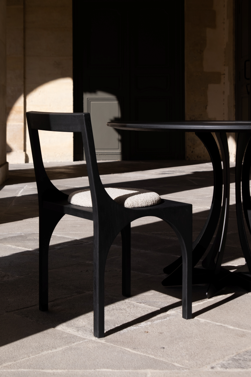 Chaise en bois Calyx par Cardones, à la silhouette sculpturale, géométrique et aux lignes épurées. Inspirée par la délicatesse protectrice du calice floral autant que par la rigueur d’une géométrie plus brute, elle incarne l’alliance entre structure contemporaine et chaleur du bois. Une pièce où simplicité, finesse et caractère s’équilibrent avec justesse, imposant une présence délicate et intemporelle.


Fabriquée à la commande en France.
Expédition sous 8 semaines.