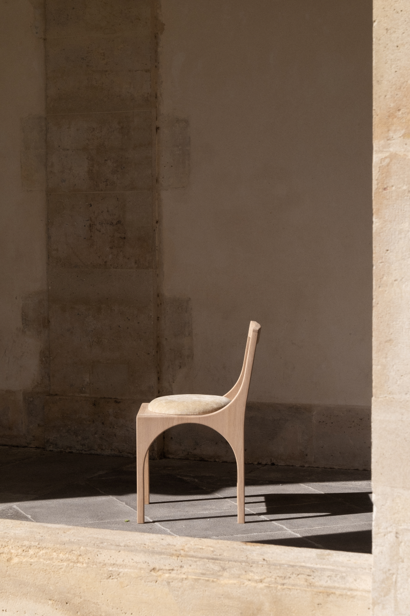 Chaise en bois Calyx par Cardones, à la silhouette sculpturale, géométrique et aux lignes épurées. Inspirée par la délicatesse protectrice du calice floral autant que par la rigueur d’une géométrie plus brute, elle incarne l’alliance entre structure contemporaine et chaleur du bois. Une pièce où simplicité, finesse et caractère s’équilibrent avec justesse, imposant une présence délicate et intemporelle.


Fabriquée à la commande en France.
Expédition sous 8 semaines.