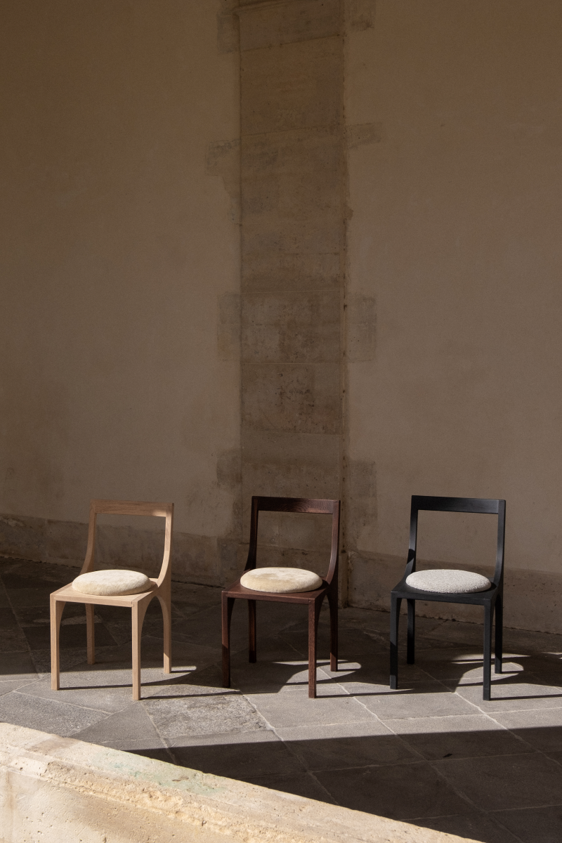 Chaise en bois Calyx par Cardones, à la silhouette sculpturale, géométrique et aux lignes épurées. Inspirée par la délicatesse protectrice du calice floral autant que par la rigueur d’une géométrie plus brute, elle incarne l’alliance entre structure contemporaine et chaleur du bois. Une pièce où simplicité, finesse et caractère s’équilibrent avec justesse, imposant une présence délicate et intemporelle.


Fabriquée à la commande en France.
Expédition sous 8 semaines.