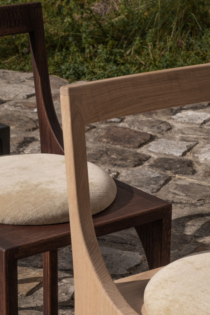 Chaise en bois Calyx par Cardones, à la silhouette sculpturale, géométrique et aux lignes épurées. Inspirée par la délicatesse protectrice du calice floral autant que par la rigueur d’une géométrie plus brute, elle incarne l’alliance entre structure contemporaine et chaleur du bois. Une pièce où simplicité, finesse et caractère s’équilibrent avec justesse, imposant une présence délicate et intemporelle.


Fabriquée à la commande en France.
Expédition sous 8 semaines.