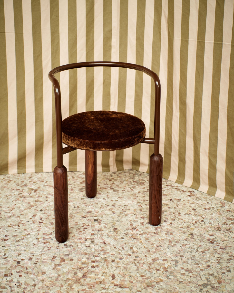 Malmousque évoque des images de criques discrètes, arrondies par l'érosion des vagues et baignées d'un crépuscule coloré. Des bains où se mêlent la roche et les ondes graphiques de la mer à la manière de la structure courbe métallique et des pieds en marbre veiné. Lover au creux de cette assise, comme lors des moments d'oisiveté sur la roche.