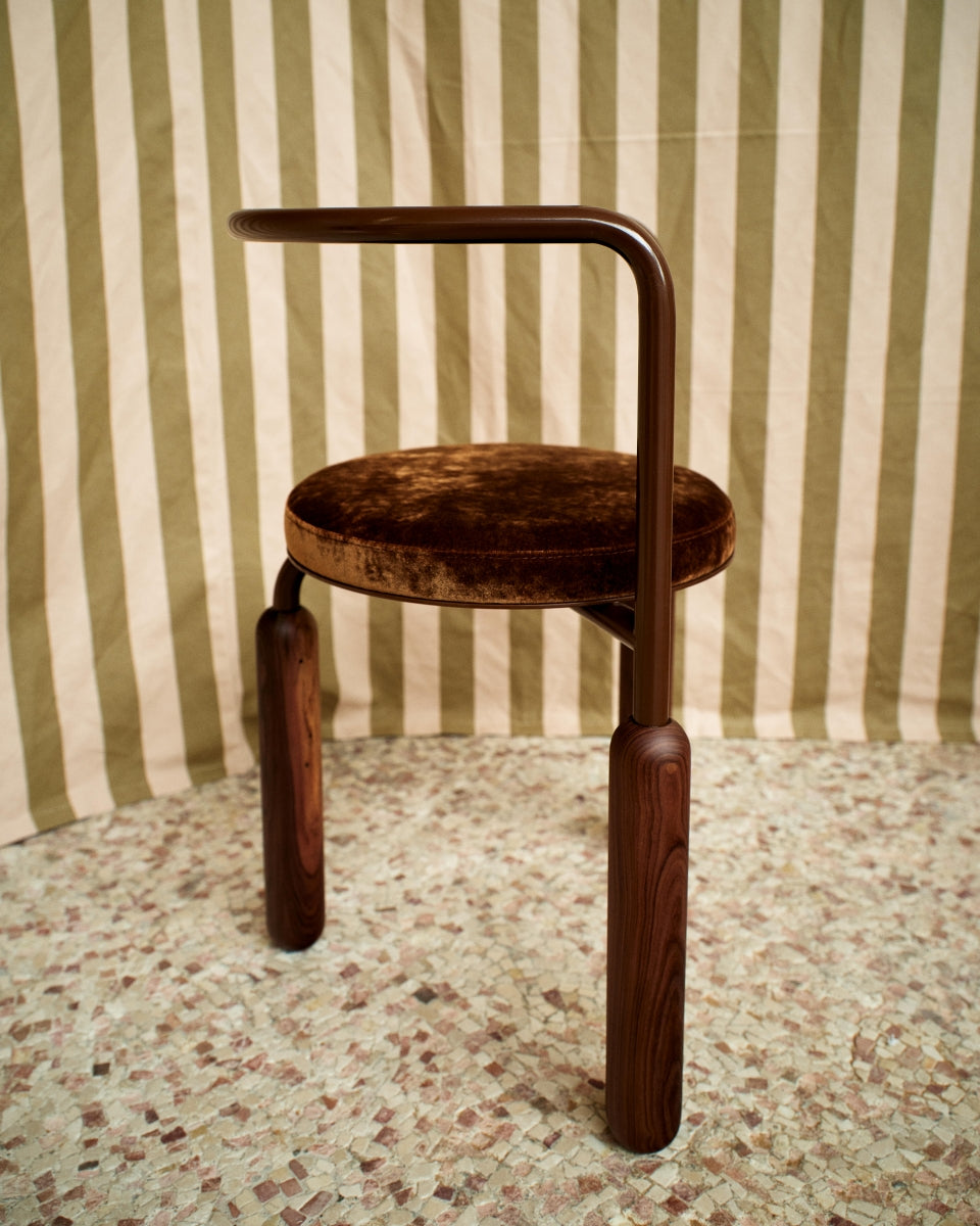 Malmousque évoque des images de criques discrètes, arrondies par l'érosion des vagues et baignées d'un crépuscule coloré. Des bains où se mêlent la roche et les ondes graphiques de la mer à la manière de la structure courbe métallique et des pieds en marbre veiné. Lover au creux de cette assise, comme lors des moments d'oisiveté sur la roche.