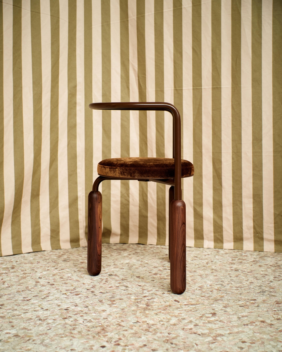 Malmousque évoque des images de criques discrètes, arrondies par l'érosion des vagues et baignées d'un crépuscule coloré. Des bains où se mêlent la roche et les ondes graphiques de la mer à la manière de la structure courbe métallique et des pieds en marbre veiné. Lover au creux de cette assise, comme lors des moments d'oisiveté sur la roche.