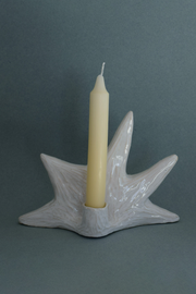 Le Chandelier Étoile, issu de la collection Pierrot, évoque l’univers tendre et mélancolique du célèbre clown rêveur. Son modelage, tout en douceur, rend hommage à la nuit et à ses étoiles en s'inspirant de la célèbre comptine Au Clair de la Lune. Qu’il éclaire une table de chevet ou un coin de salon, Le Chandelier Étoile incarne une poésie discrète. Façonné entièrement à la main, chaque bougeoir présente des irrégularités subtiles qui témoignent d'un geste instinctif.

Pièce unique, fabriquée à la main.